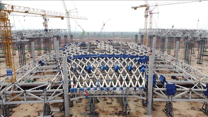 Bắt đầu lắp kính lấy sáng mái nhà ga hành khách sân bay Long Thành thumbnail